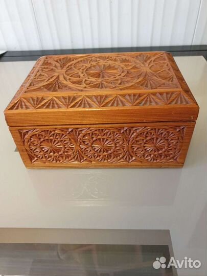 Шкатулка резная деревянная