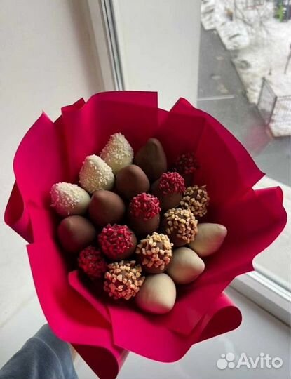 Клубника в шоколаде с цветами