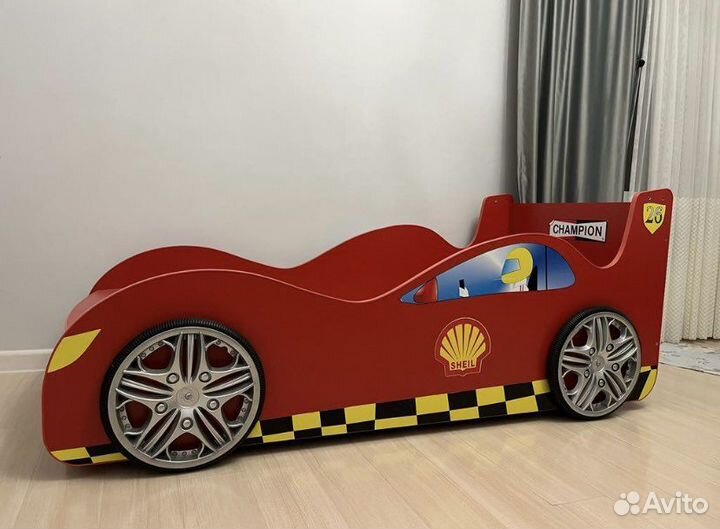 Кровать и рабочий стол