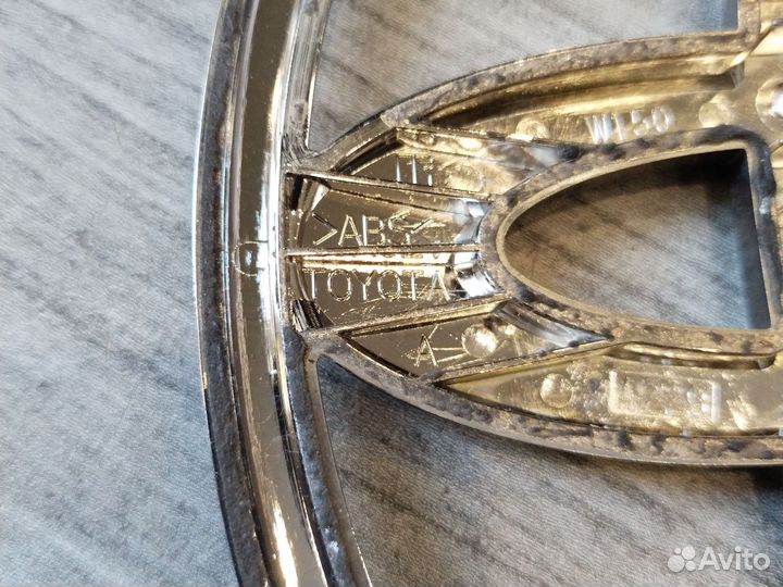 Эмблема Ленд Крузер 300 на багажник Оригинал