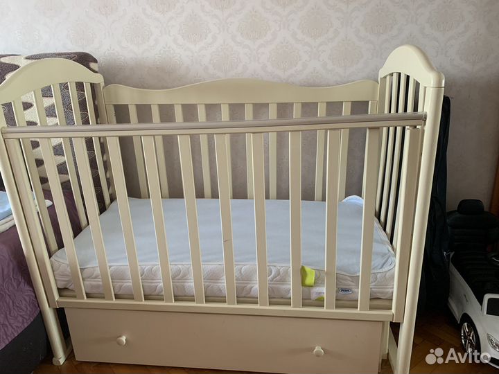 Детская кроватка с маятником