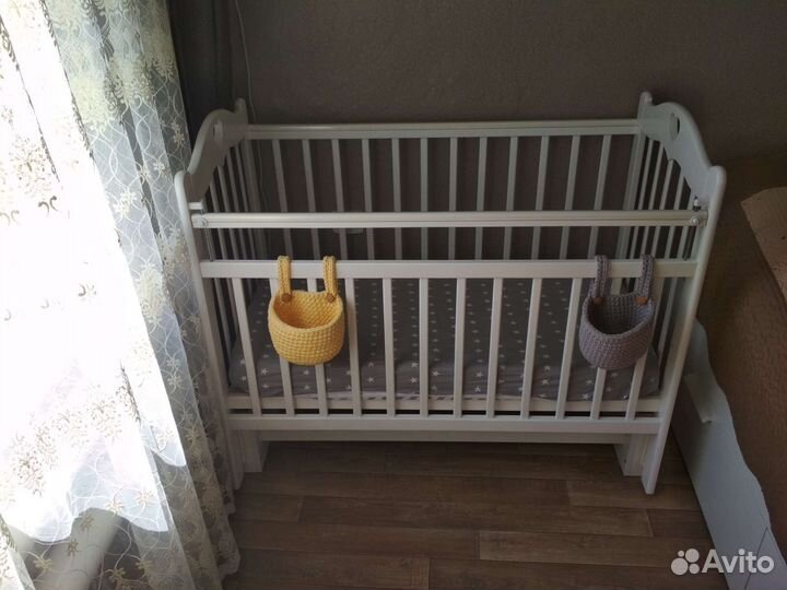 Детская кроватка с маятником