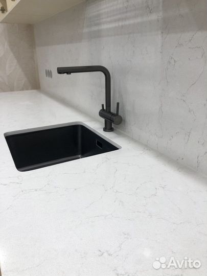 Столешница на кухню из кварцевого агломерата