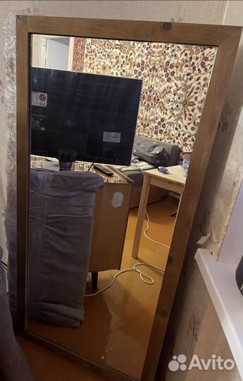 Зеркало в деревянной раме