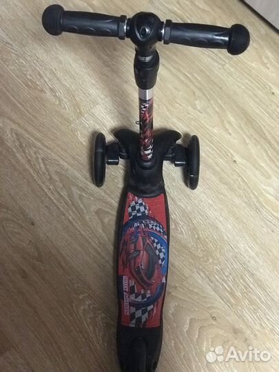 Самокат трехколесный со светящимися колесами