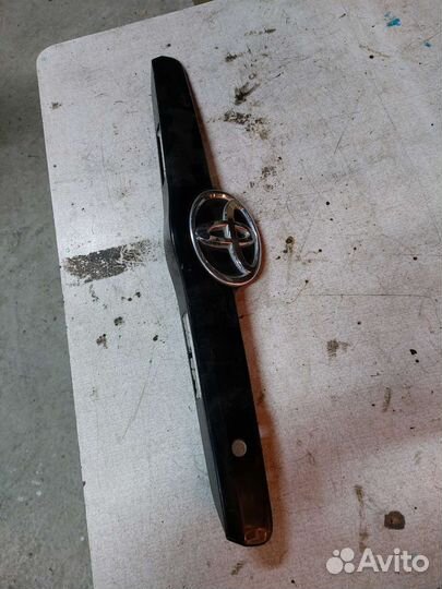 Накладка крышки багажника Toyota camry 40