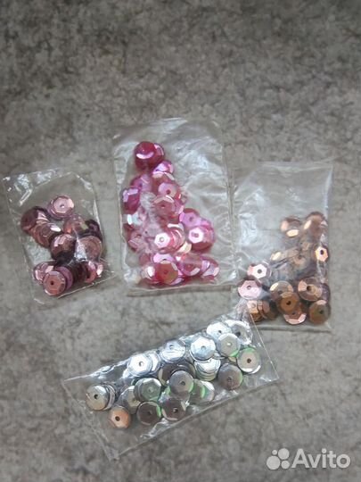 Стразы и пайетки