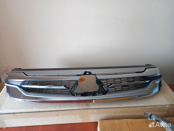 Решерка радиатора Митсубиши Паджеро спорт 3