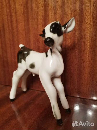Фарфоровая статуэтка телёнка