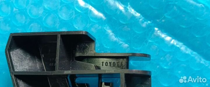Кронштейн Тойота Хайлендер под фонарем левый 10-13