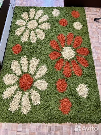 Ковёр зелёный с цветами высоким ворсом
