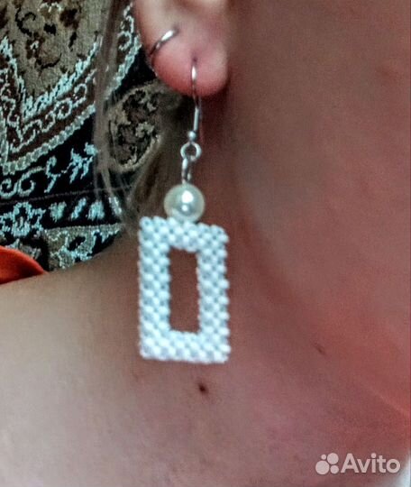 Серьги белые
