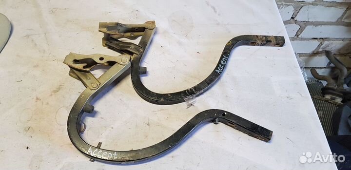 Hyundai Accent седан 2005 Петли Крышки Багажника