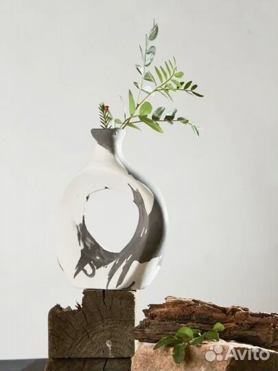 Интерьерная декоративная ваза для дома