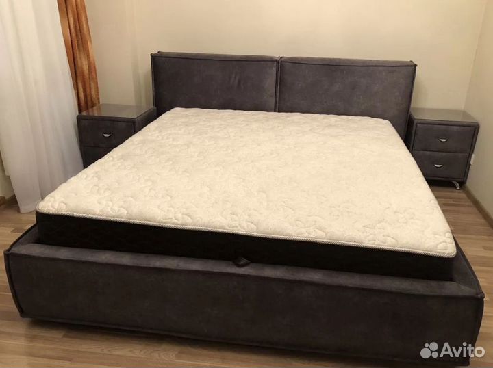 Кровать и две тумбы