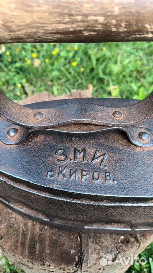 Старинный угольный утюг