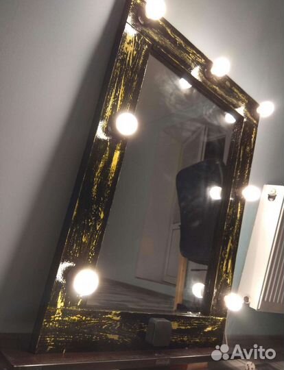 Гримерное зеркало с лампочками