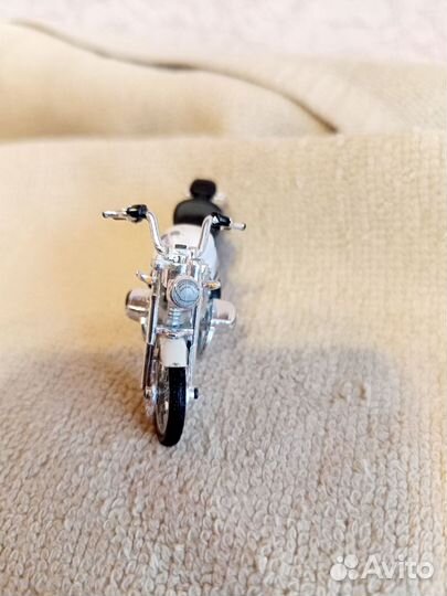 Модель мотоцикла BMW R 1200c,белый,м 1:43