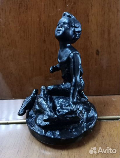 Мальчик с голубями. Чугунная статуэтка