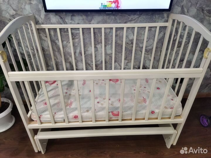 Детская кроватка с маятником