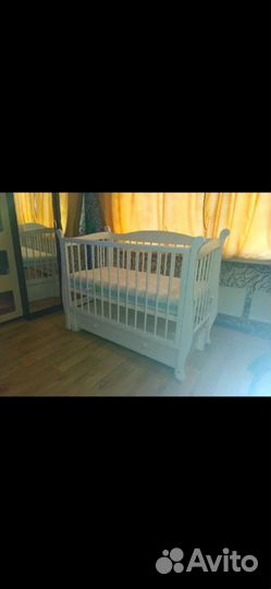 Детская кроватка с маятником и ящиком