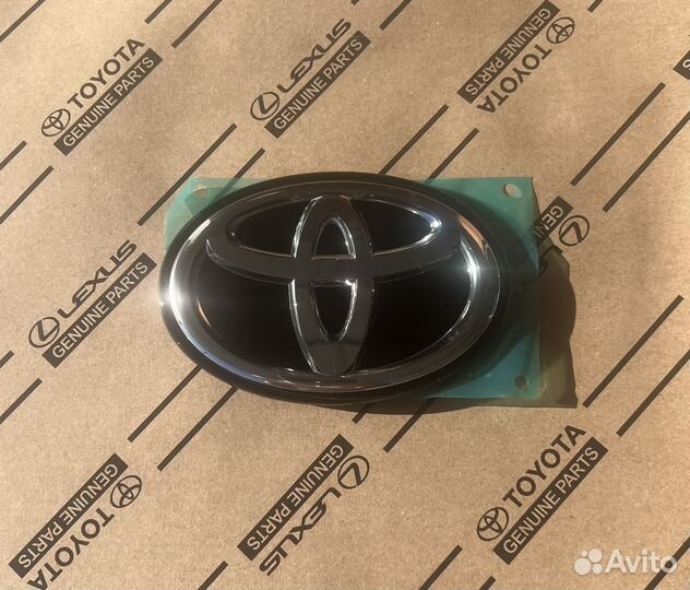 Эмблема задняя Toyota Camry XV70, 75 GR sport