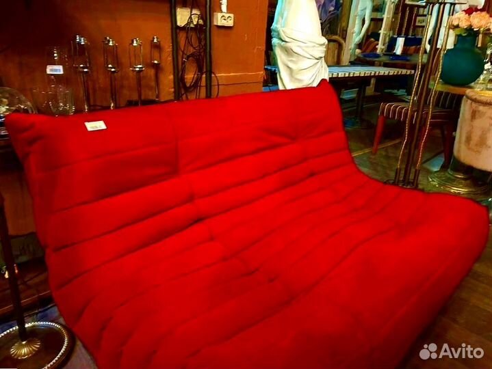 Красный диван маршмеллоу
