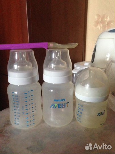 Бутылочки и тарелка с приборами