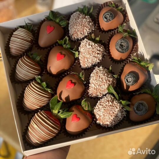 Сладкая клубника в молочном и белом шоколаде