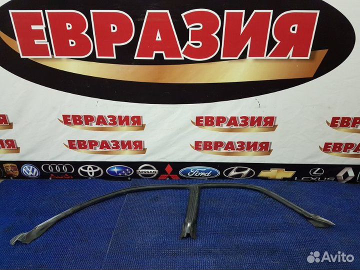 Уплотнитель дверного проема левый Toyota Vista