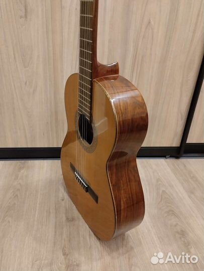 Классическая испанская гитара