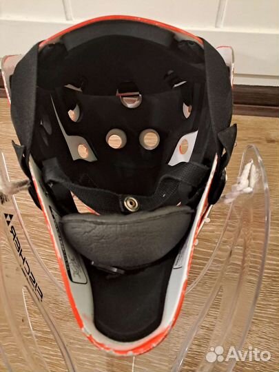 Хоккейный вратарский шлем