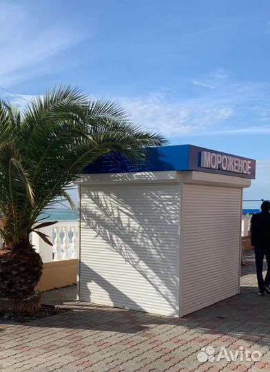 Продавец мороженого и прохладительных напитков