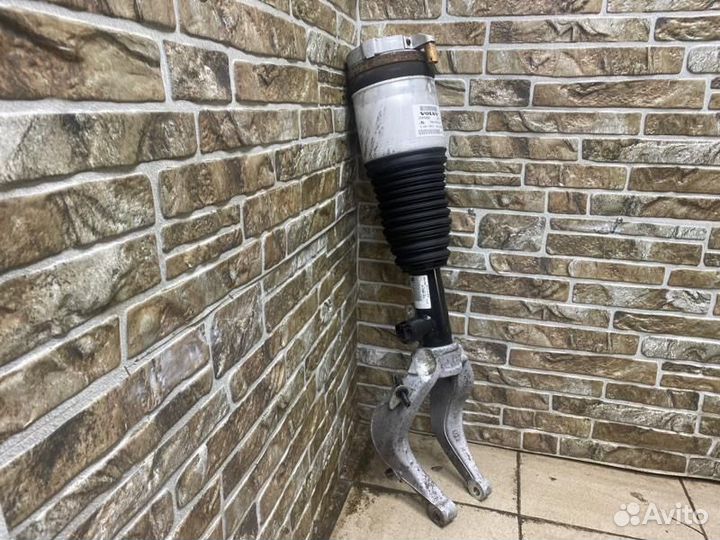 Амортизатор передний левый Volvo XC90