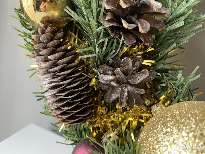Венок новогодний из шишек и елочных шариков