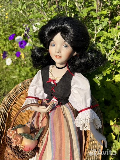 Коллекционная фарфоровая кукла