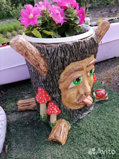 Бетонные вазоны, цветник, кашпо