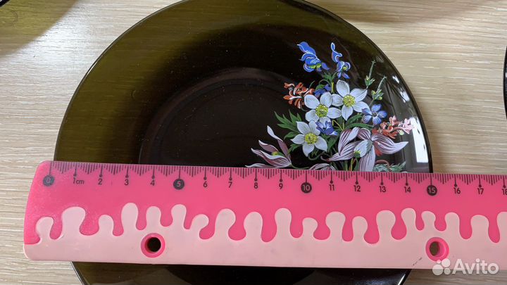 Набор тарелок из тёмного стекла