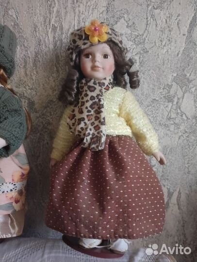 Кукла фарфоровая