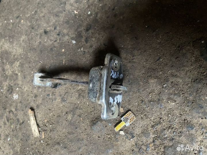 Ограничитель двери задней левой Daewoo Nexia 1995