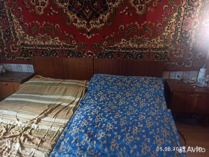 Кровать, тумбочка, шкаф. Комната в советском стиле