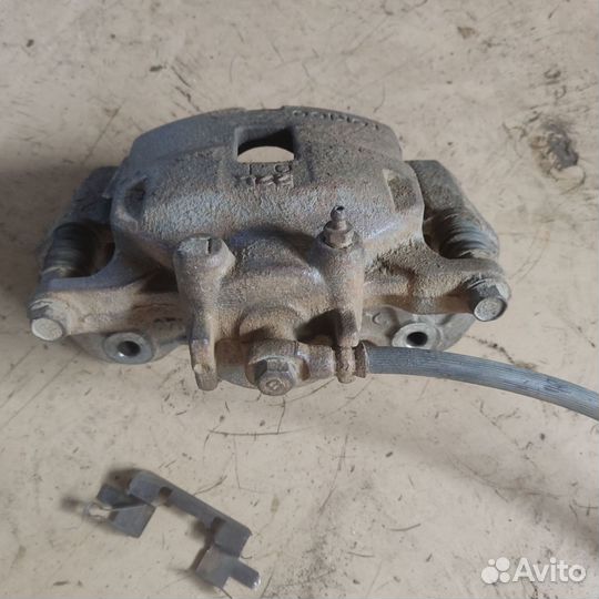 Суппорт тормозной передний левый mitsubishi L200