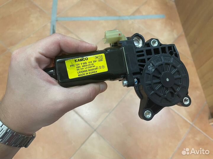 Двигатель стеклоподъёмника на Hyundai Accent (R)