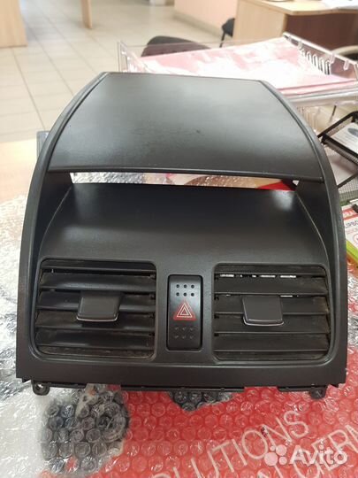 Дефлектор воздушный центральный Suzuki Sx4 2007
