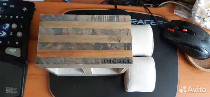 Фирменная подставка под часы diesel.Из дерева