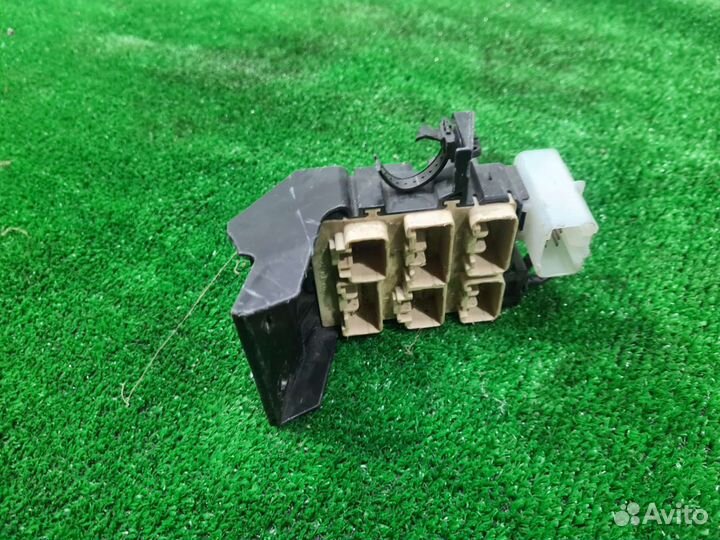 Блок предохранителей Toyota Avensis t250 Авенси