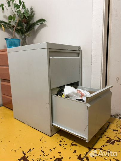 Тумба металлическая с выдвижными ящиками