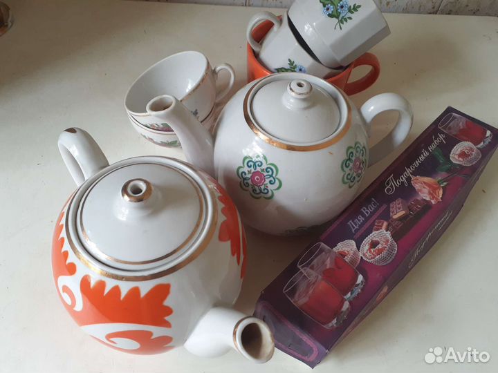 2 чайника и другая посуда
