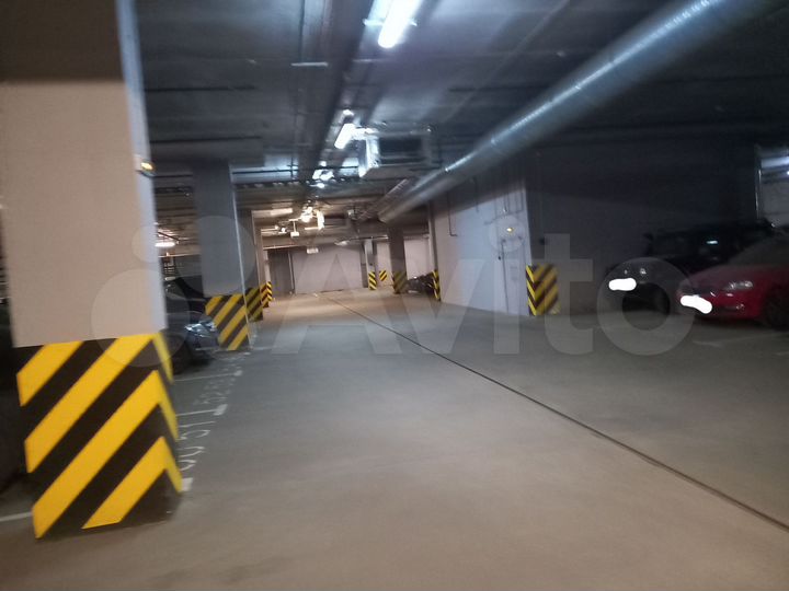 Машиноместо, > 30 м²