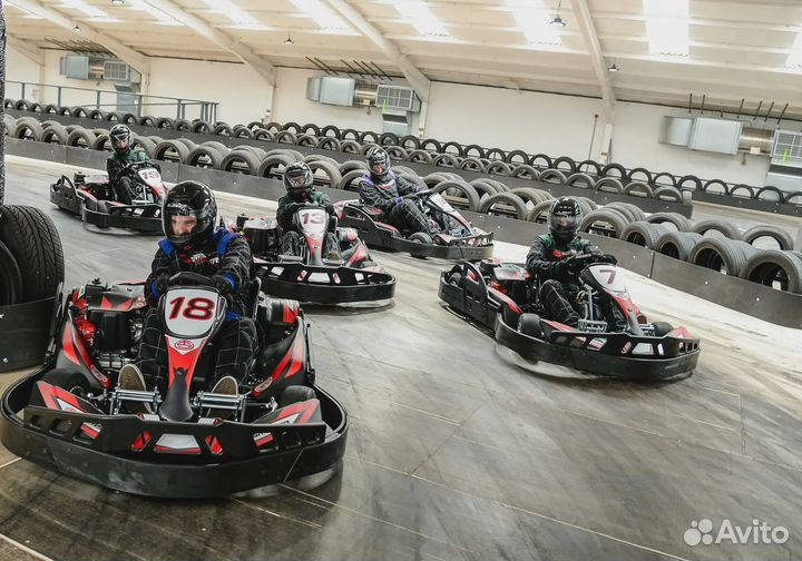 Большие гонки. Заезд на крытом картинге